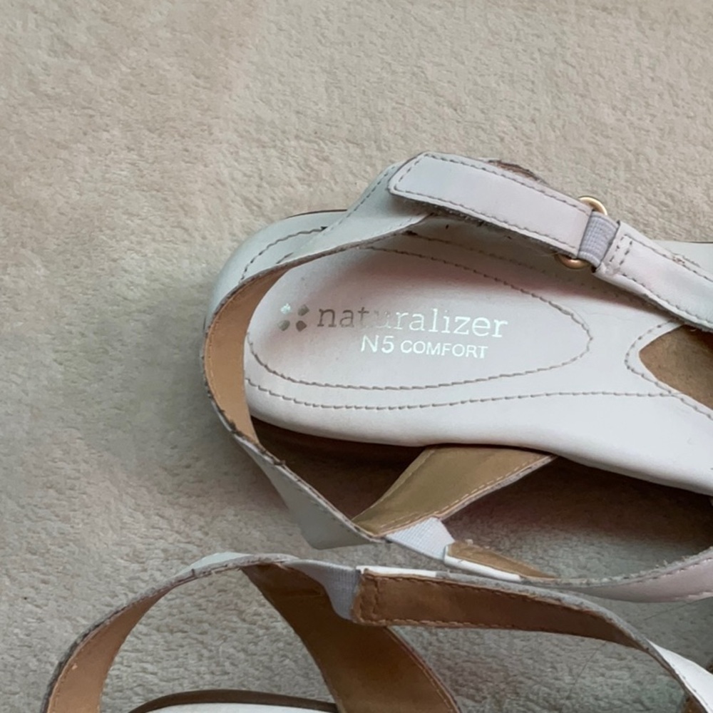 Naturalizer White Strappy Sandals for Casual Elegance - Picture 3 of 7